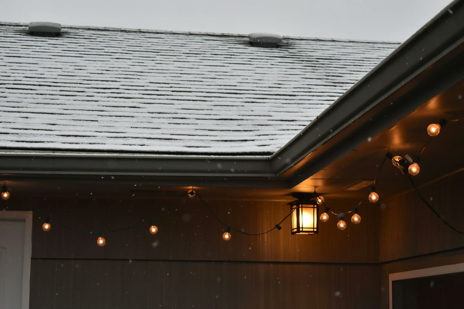 Shingled roof edge with exterior lighting